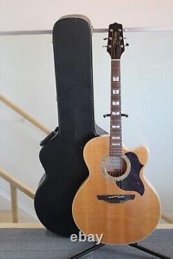 Guitare électro-acoustique jumbo Takamine G Series EG523SC avec étui rigide.