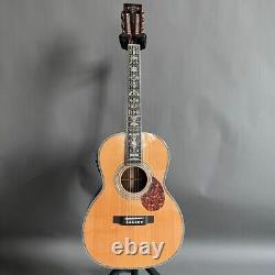 Guitare électro-acoustique naturelle 00045 avec table en épicéa massif, touche noire et 20 frettes.